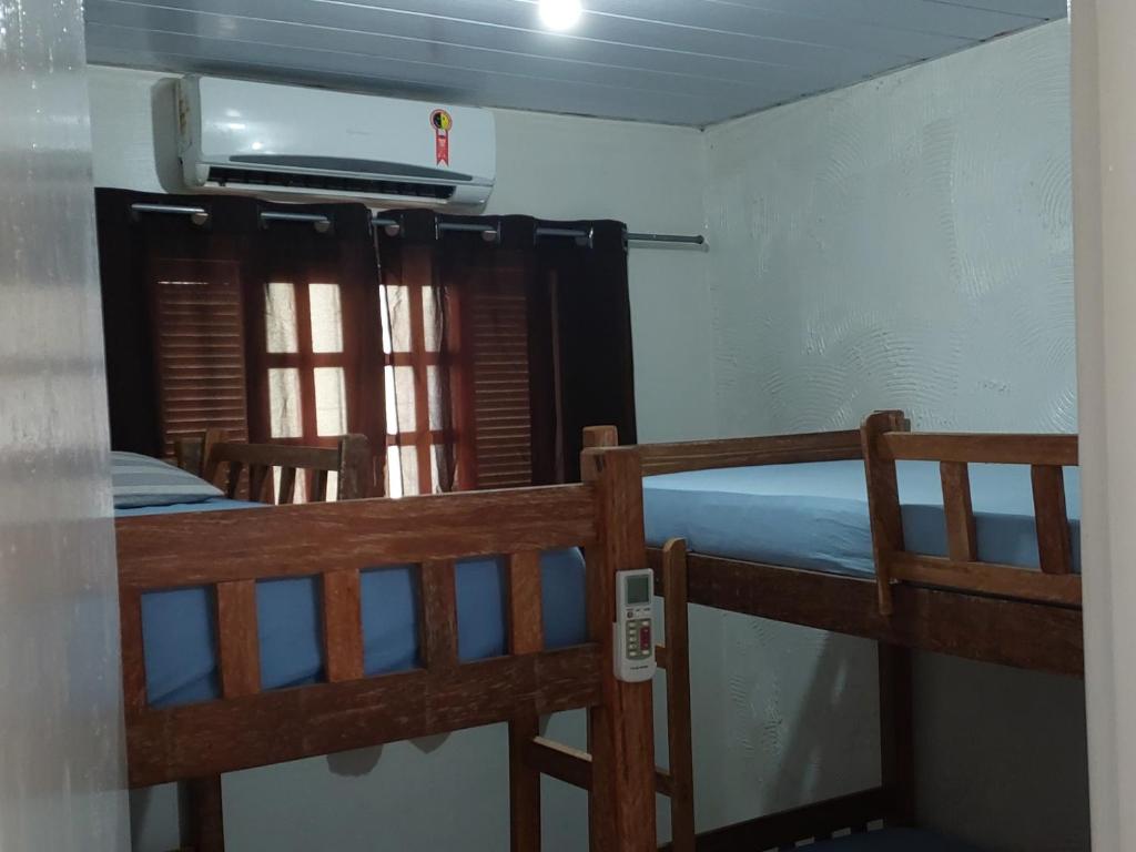 - une chambre avec 2 lits superposés et une fenêtre dans l'établissement Casa temporada Araçoiaba, 