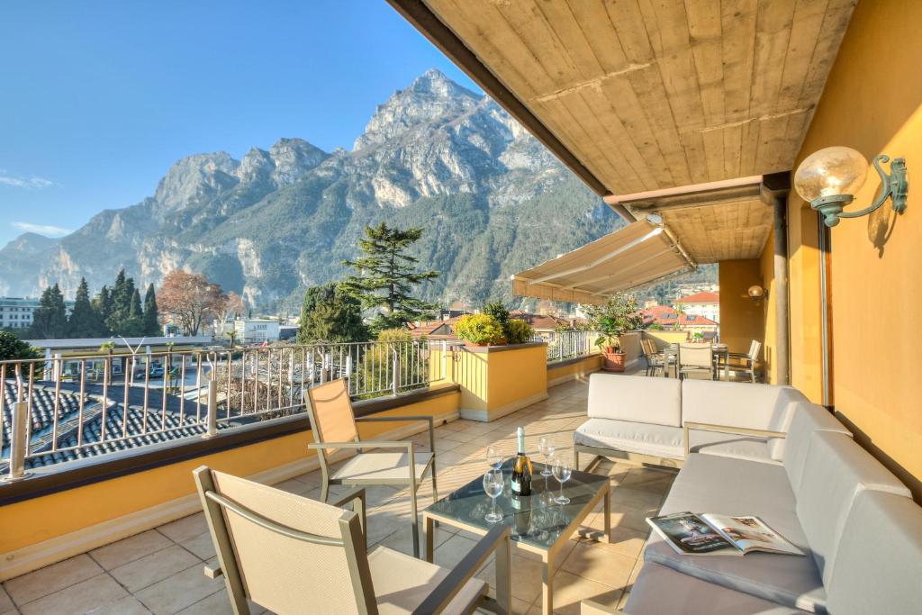 balcón con vistas a las montañas en Antares150m from the Lake - Happy Rentals en Riva del Garda