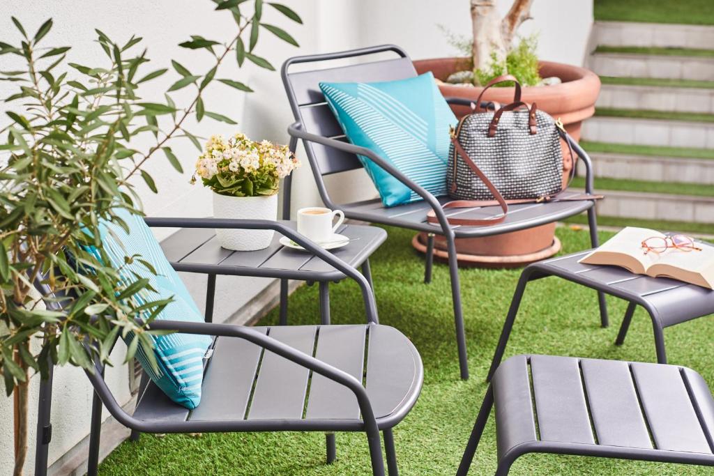 - un ensemble de chaises sur une terrasse agrémentée de plantes dans l'établissement Campanile Hotel Nice Centre Acropolis, à Nice