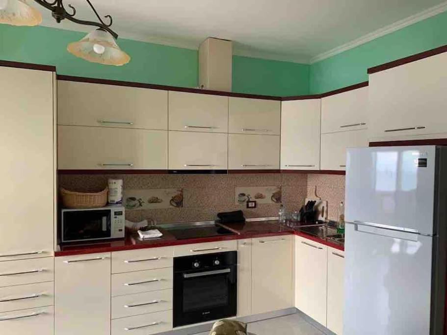 Kuchyň nebo kuchyňský kout v ubytování Beautiful Sea View Apartment