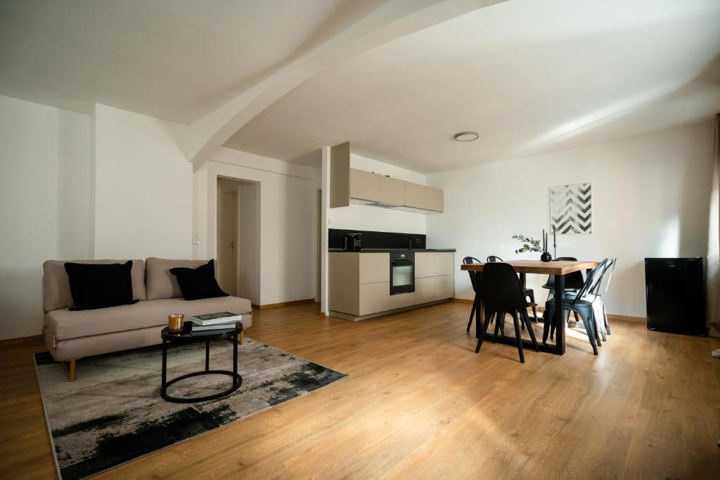 een woonkamer met een bank en een tafel bij Oldtown Studio Apartment with 2 Bathrooms in Düsseldorf
