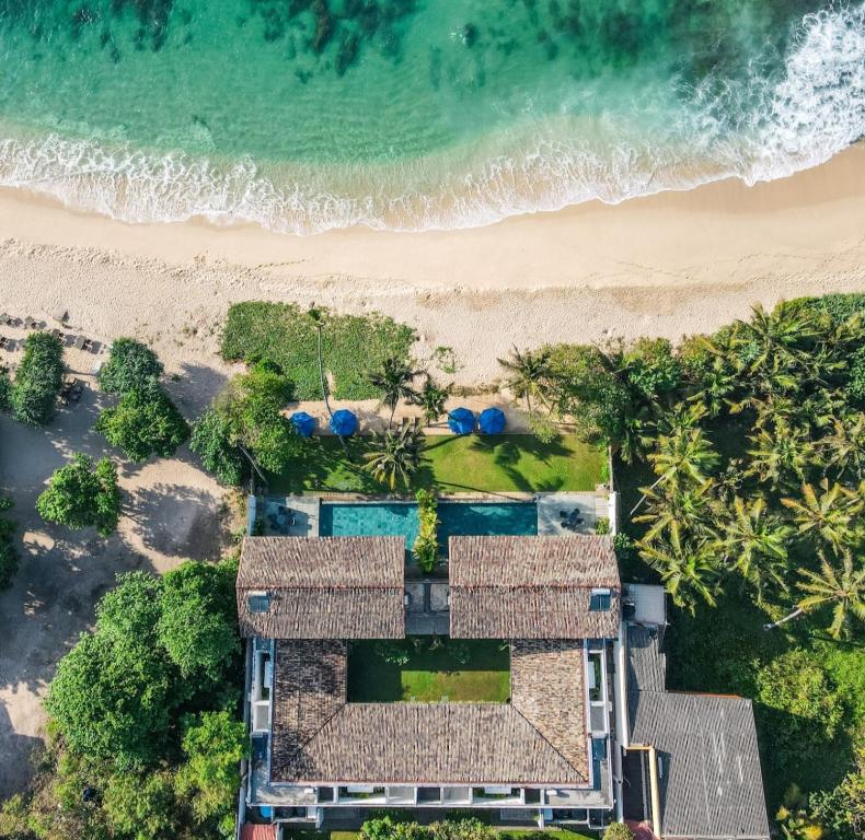 una vista aérea de una casa y de la playa en Ubuntu Beach Villas by Reveal en Mirissa