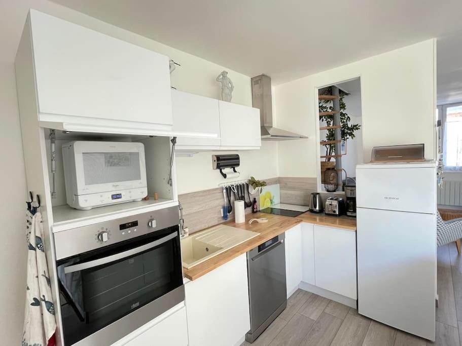 Kuchyňa alebo kuchynka v ubytovaní La Goélette Jolie maison de pêcheur à 2 pas de la Grande Plage