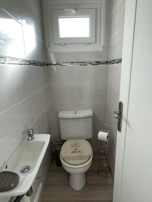 Kúpeľňa v ubytovaní La Goélette Jolie maison de pêcheur à 2 pas de la Grande Plage