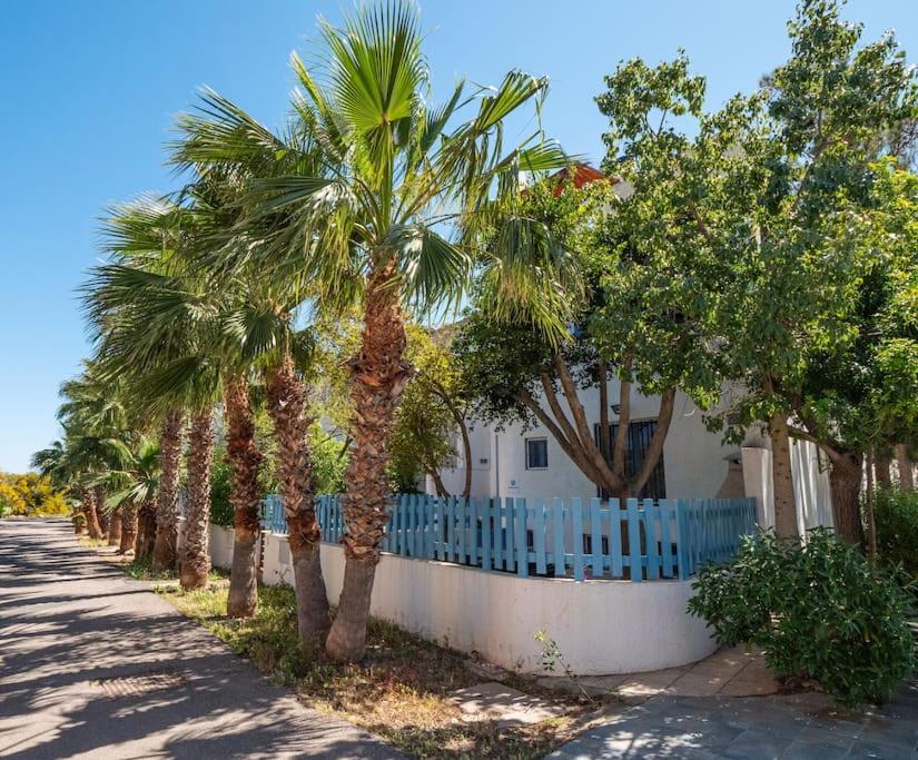 una valla con palmeras frente a una casa en Casa Appaloosa Cabo de Gata, en Rodalquilar
