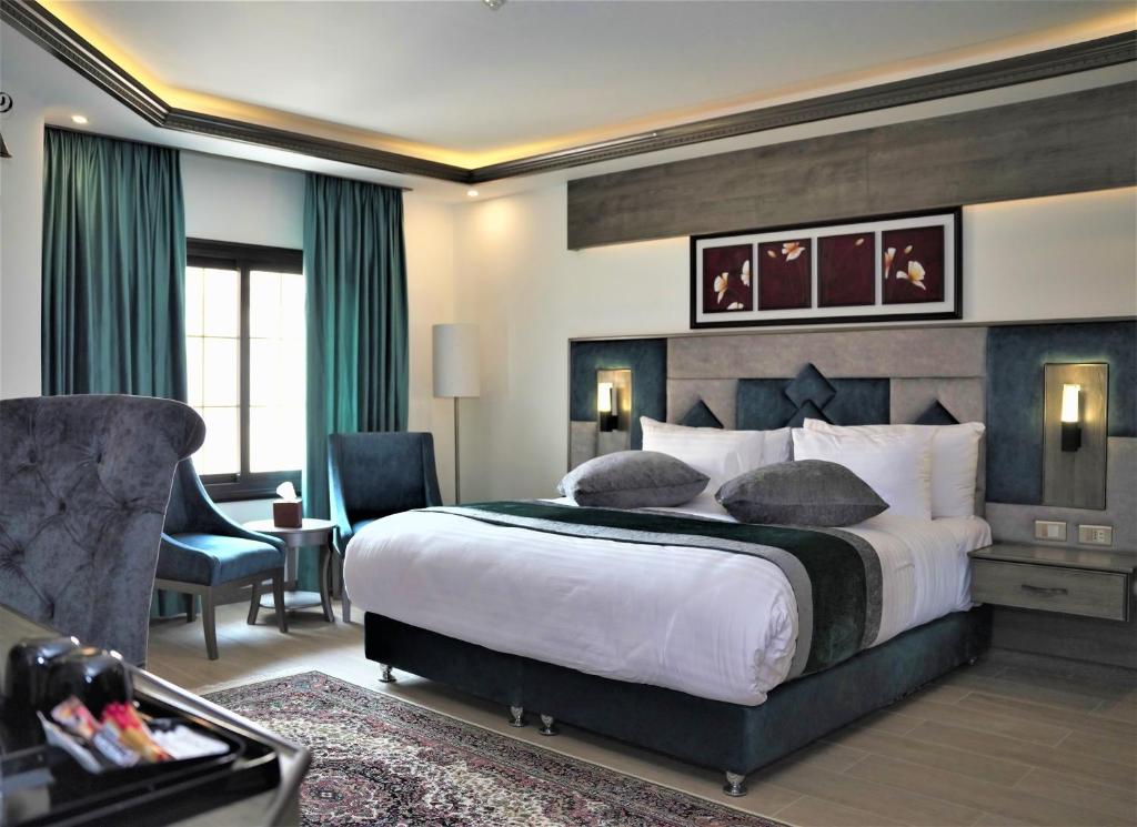 Postel nebo postele na pokoji v ubytování Petra Canyon Hotel
