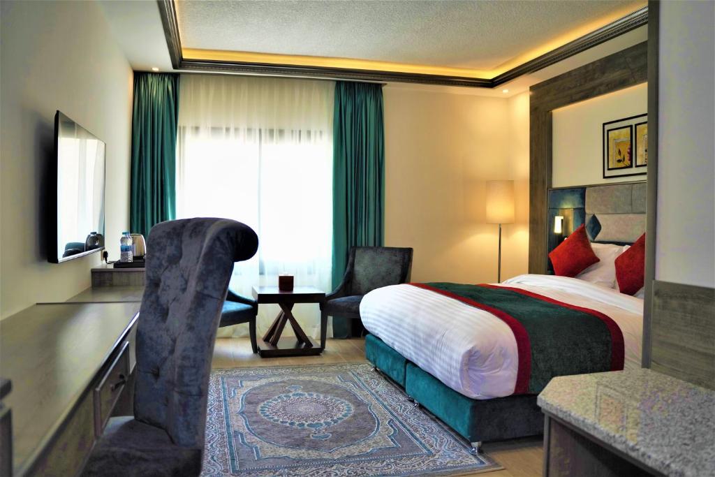 Postel nebo postele na pokoji v ubytování Petra Canyon Hotel