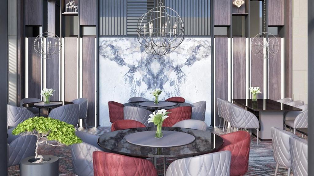 アル・コバールにあるHoliday Inn & Suites - Al Khobar, an IHG Hotelのテーブルと椅子が備わるレストランの表示