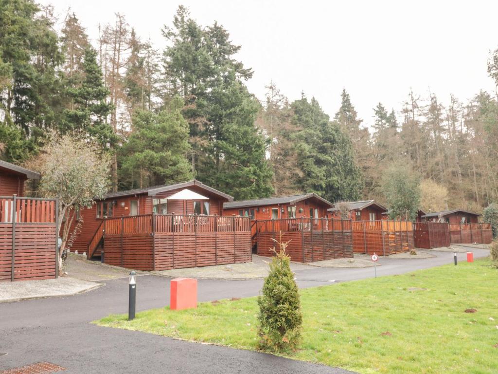 una fila de cabañas de madera en un parque en 6 Astbury Falls, en Bridgnorth