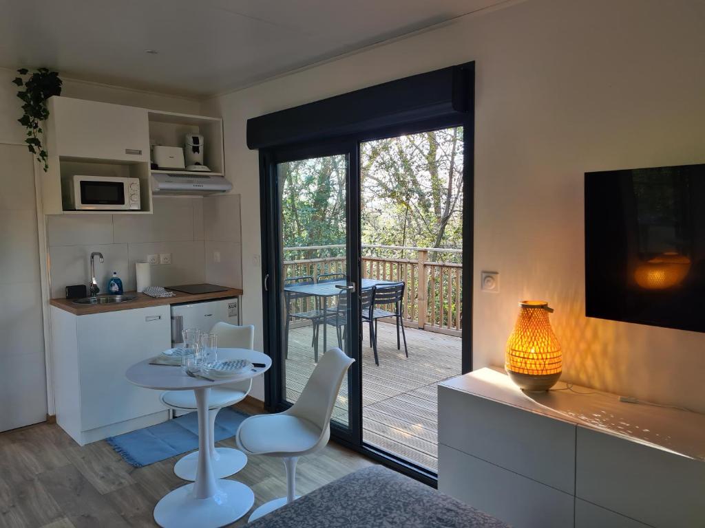 een woonkamer met een keuken en een patio bij Le Cube in Sommières