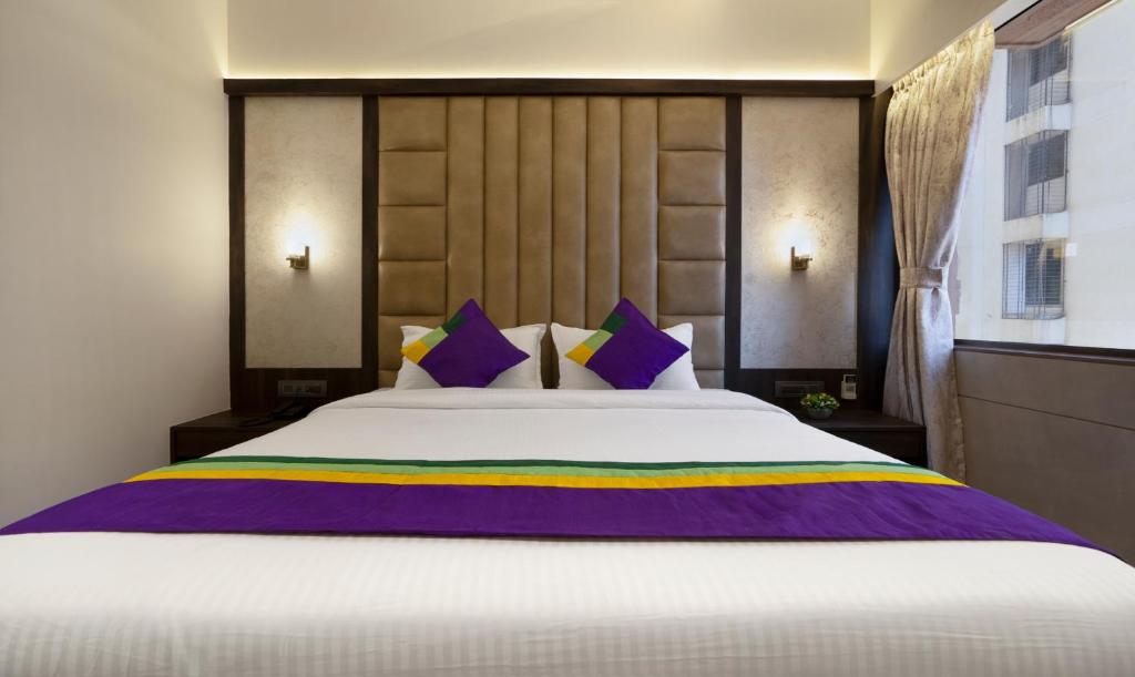 Postel nebo postele na pokoji v ubytování Treebo Premium Savera Inn