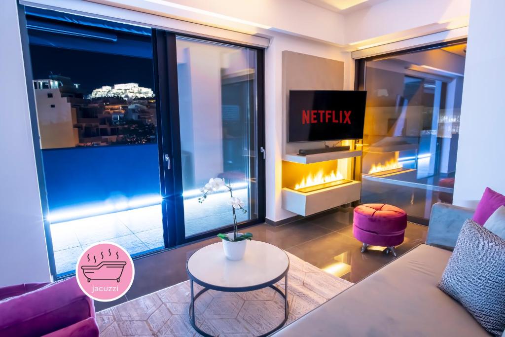 uma sala de estar com um sofá e uma mesa em Luxury Penthouse with Acropolis View and Jacuzzi em Atenas
