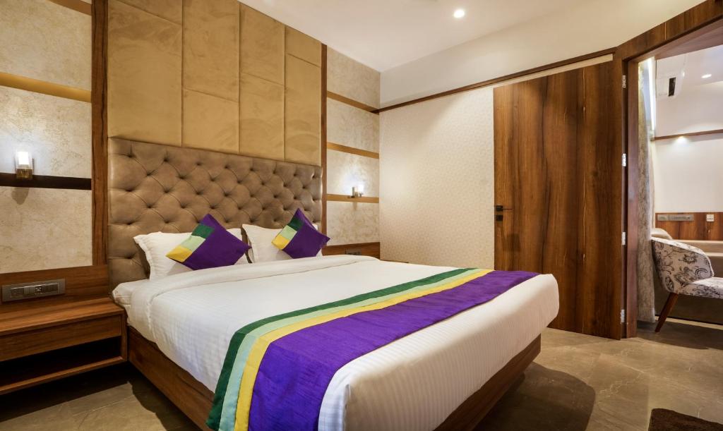 Postel nebo postele na pokoji v ubytování Treebo Premium Savera Inn