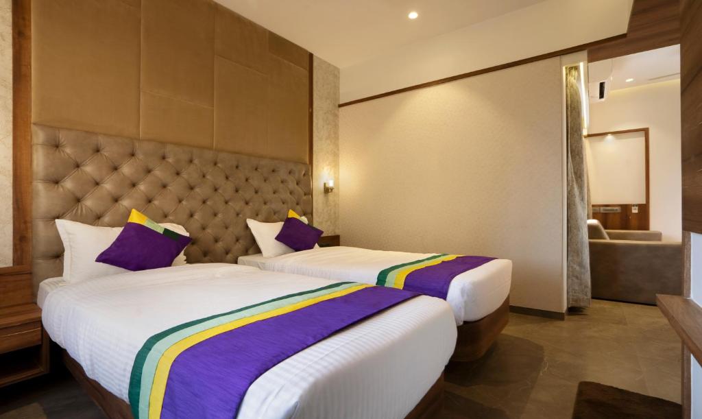 Postel nebo postele na pokoji v ubytování Treebo Premium Savera Inn