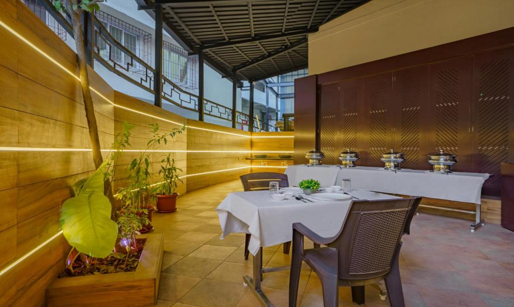 Restaurace v ubytování Treebo Premium Savera Inn