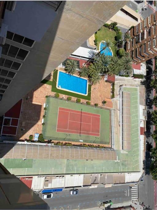 Bazén v ubytování Estupendo apartamento en planta 22. 1ª línea. nebo v jeho okolí