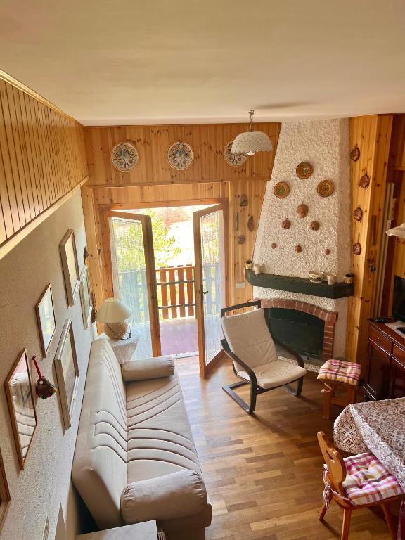 salon z kanapą i kominkiem w obiekcie MAGAVE's House w mieście Campo di Giove
