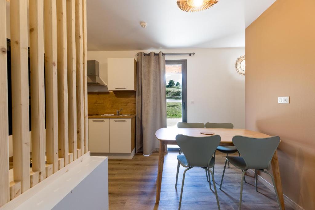 Kuchyň nebo kuchyňský kout v ubytování Appart'Hôtel Les Lofts du Grand Lac de Lozère