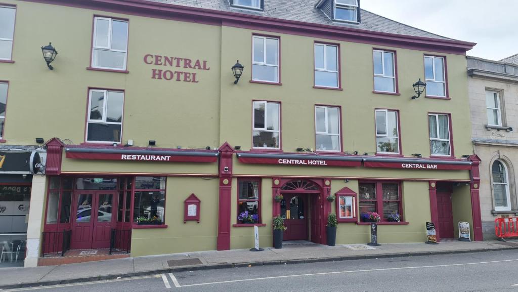 een gebouw op de hoek van een straat bij Central Hotel Donegal in Donegal