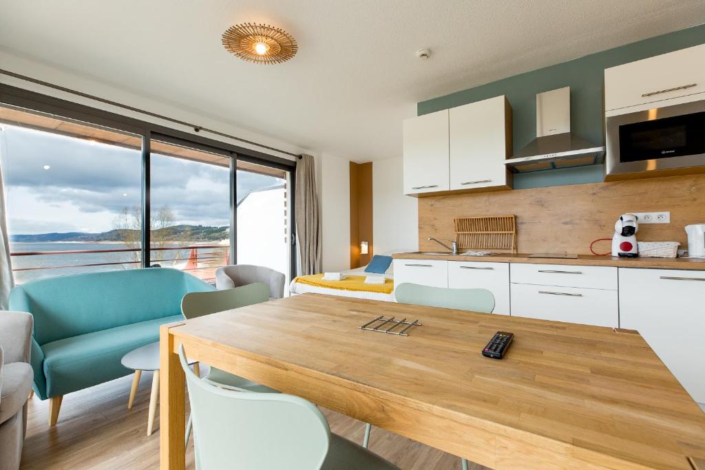 Kuchyň nebo kuchyňský kout v ubytování Appart'Hôtel Les Lofts du Grand Lac de Lozère
