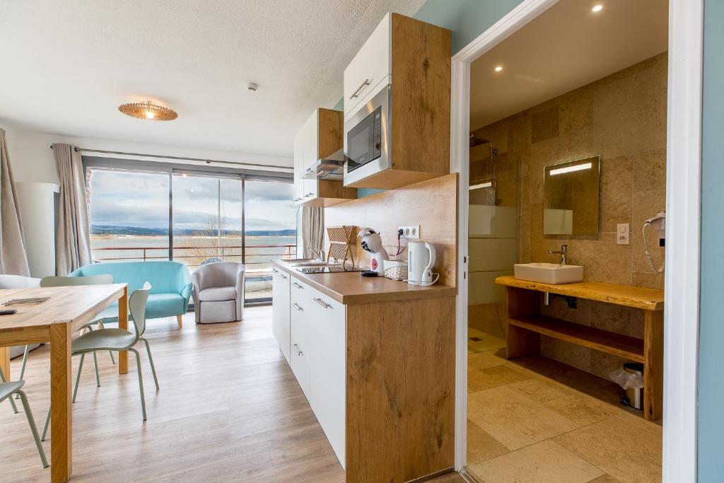 Kuchyň nebo kuchyňský kout v ubytování Appart'Hôtel Les Lofts du Grand Lac de Lozère