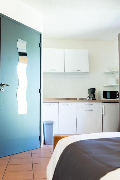Kuchyň nebo kuchyňský kout v ubytování Appart'Hôtel Les Lofts du Grand Lac de Lozère