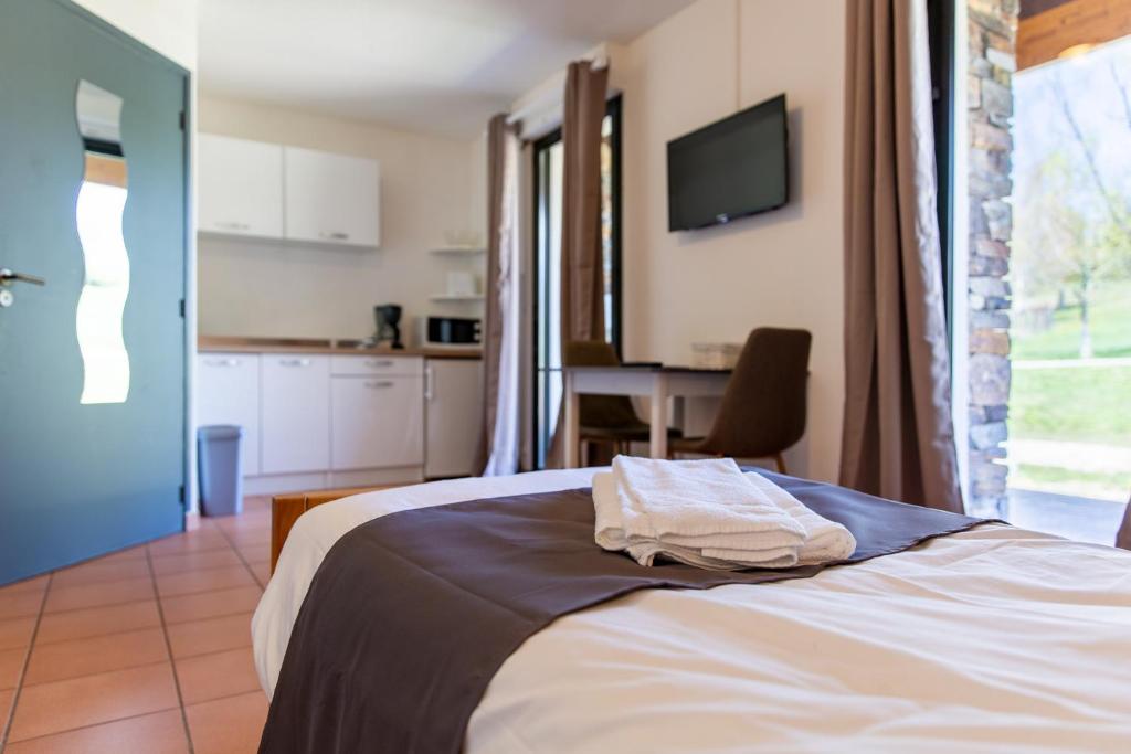 Postel nebo postele na pokoji v ubytování Appart'Hôtel Les Lofts du Grand Lac de Lozère
