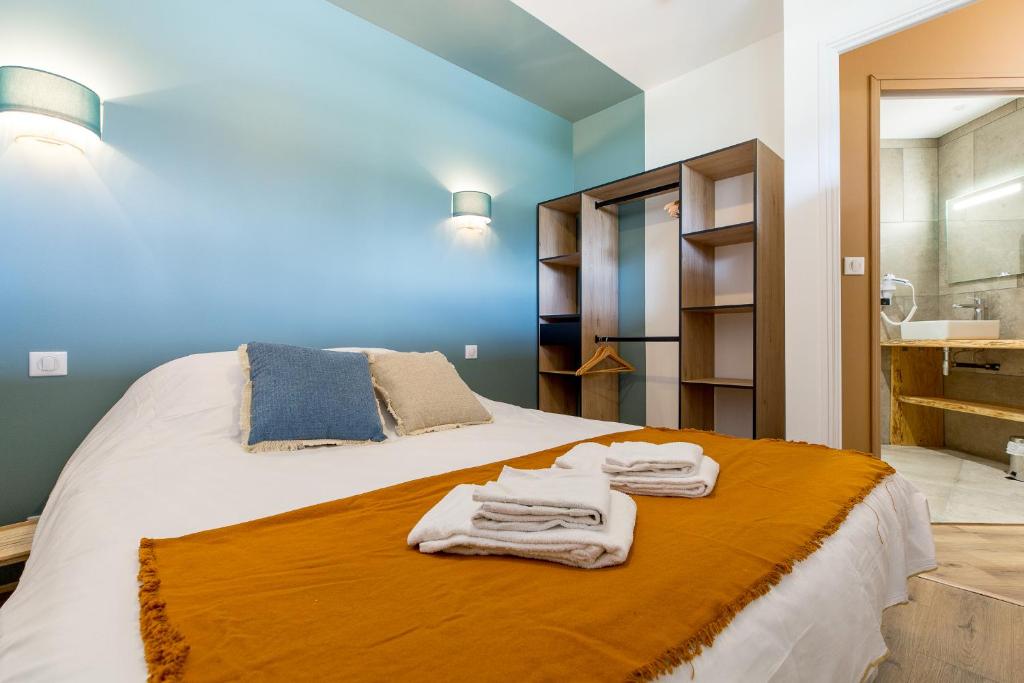 Postel nebo postele na pokoji v ubytování Appart'Hôtel Les Lofts du Grand Lac de Lozère