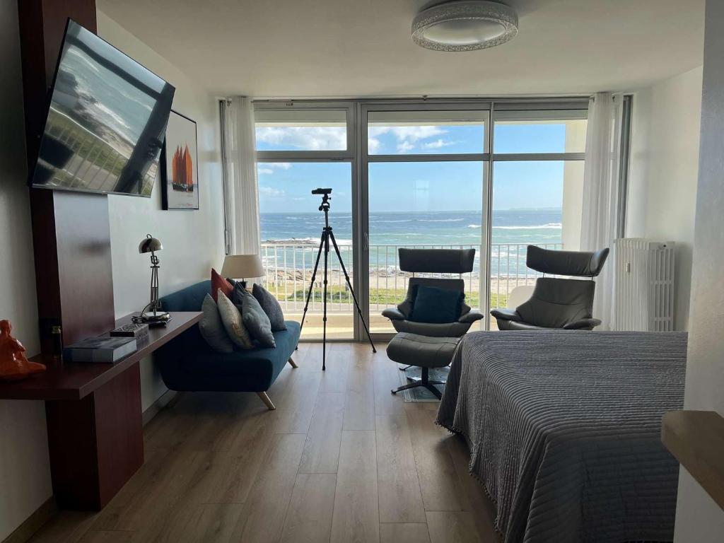 a bedroom with a bed and a view of the ocean at Studio neuf 35m² pour 3 pers, vue mer, WIFI, parking privatif - FR-1-478-39 in Quiberon
