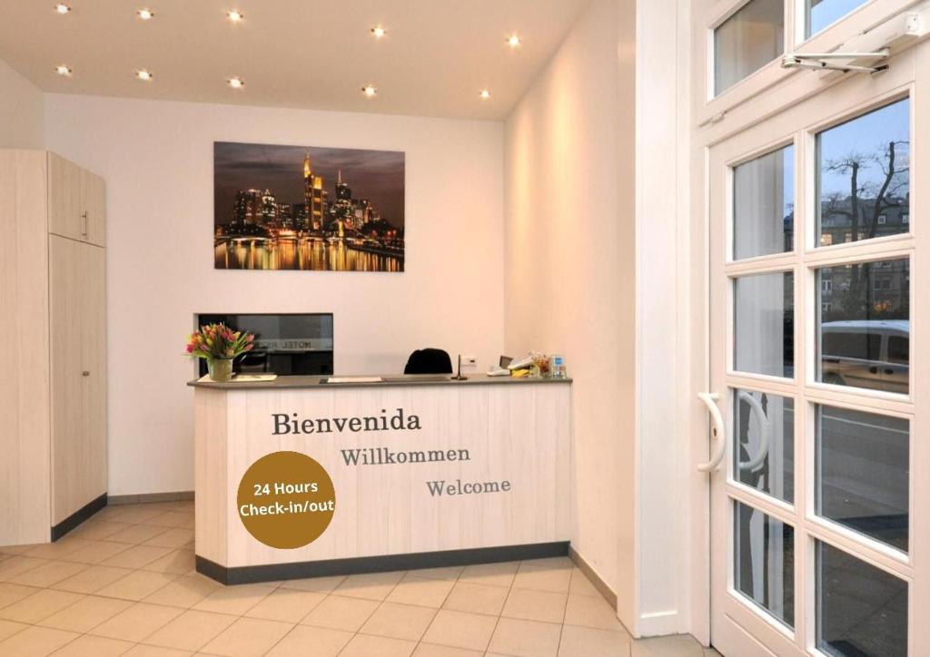 Hotel Apadana Frankfurt - Resim 6