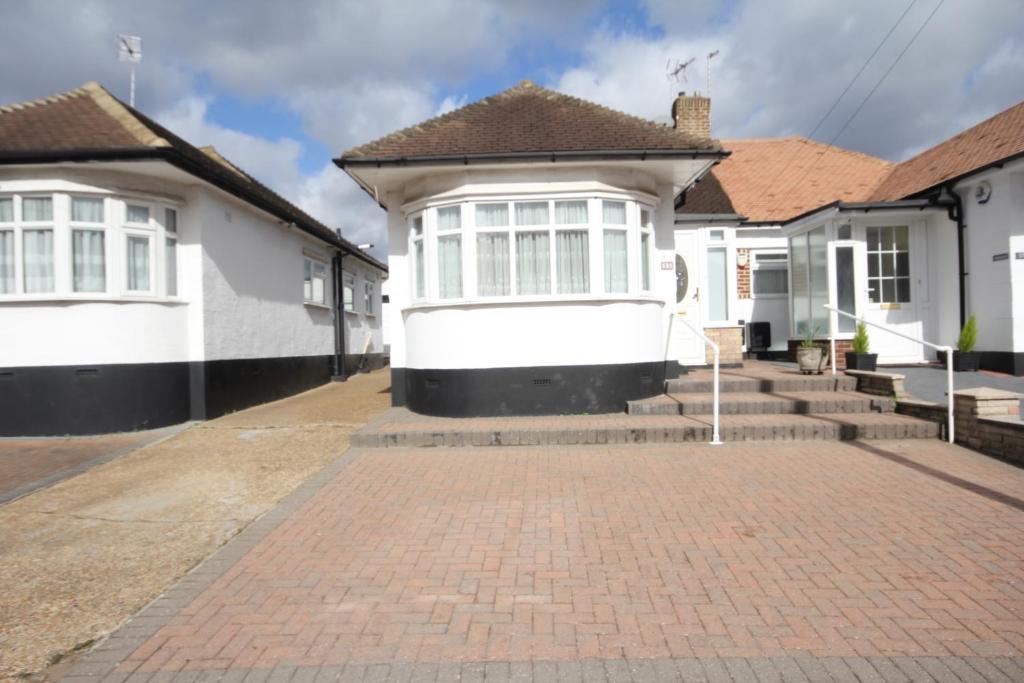 The Ruislip Bungalow, Ruislip (updated prices 2024)