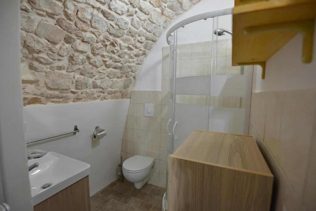 a bathroom with a toilet and a sink at B&B CASAVACANZE CHIESA MADRE in Carovigno