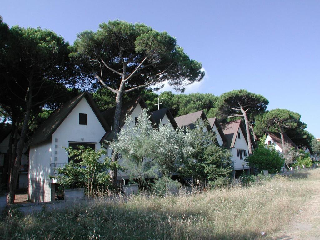 a group of houses on the side of a road at Bungalow Logonovo in Lido di Spina