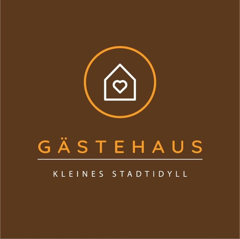 un logo para una casa con un corazón en ella en Gästehaus "Kleines Stadtidyll" -Zimmer und Apartments by Hotel Holsteiner Hof-, en Geesthacht