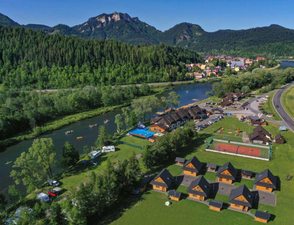 - une vue aérienne sur un village à côté d'une rivière dans l'établissement Penzión Pltník, à Červený Kláštor