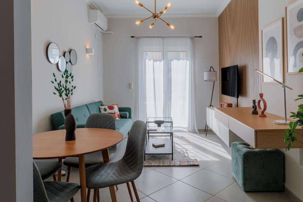 sala de estar con mesa y sofá azul en Sunny & Modern apt for 3 persons, en Atenas