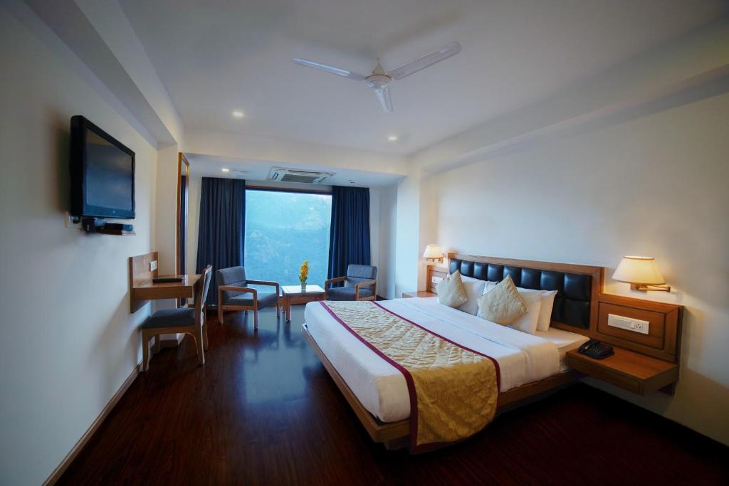 Postel nebo postele na pokoji v ubytování Country Inn Premier Pacific Mall Road Mussoorie