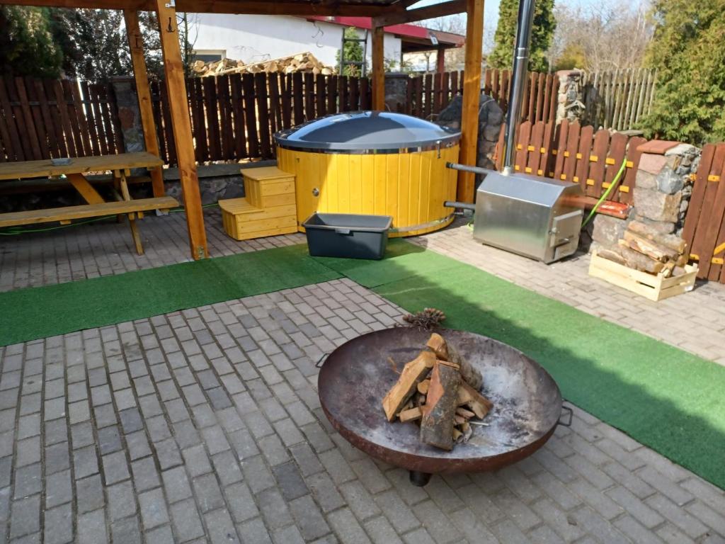 a fire pit and a grill in a yard at Dom z Sauną i Jacuzzi dla dwóch rodzin Siłownia Kajaki in Gołdap