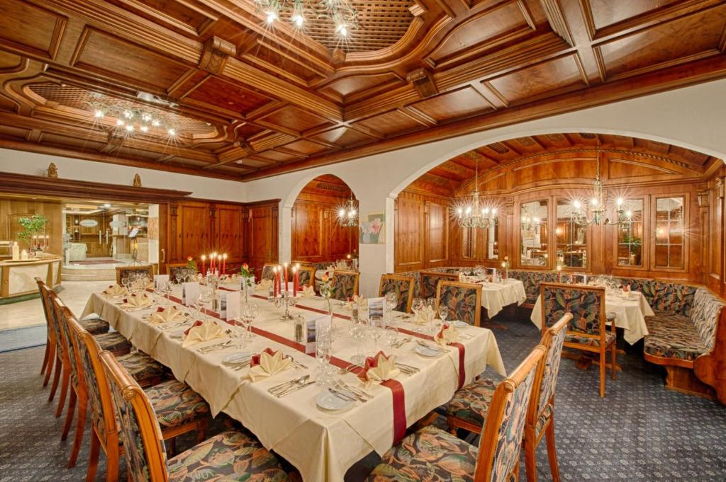 a large dining room with tables and chairs at Thermenwelt Hotel Pulverer in Bad Kleinkirchheim