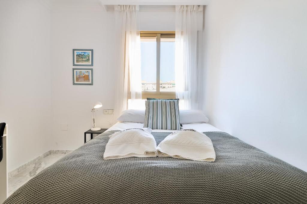 Posteľ alebo postele v izbe v ubytovaní C9 Roomy Luminous 5 Bedroom in Town