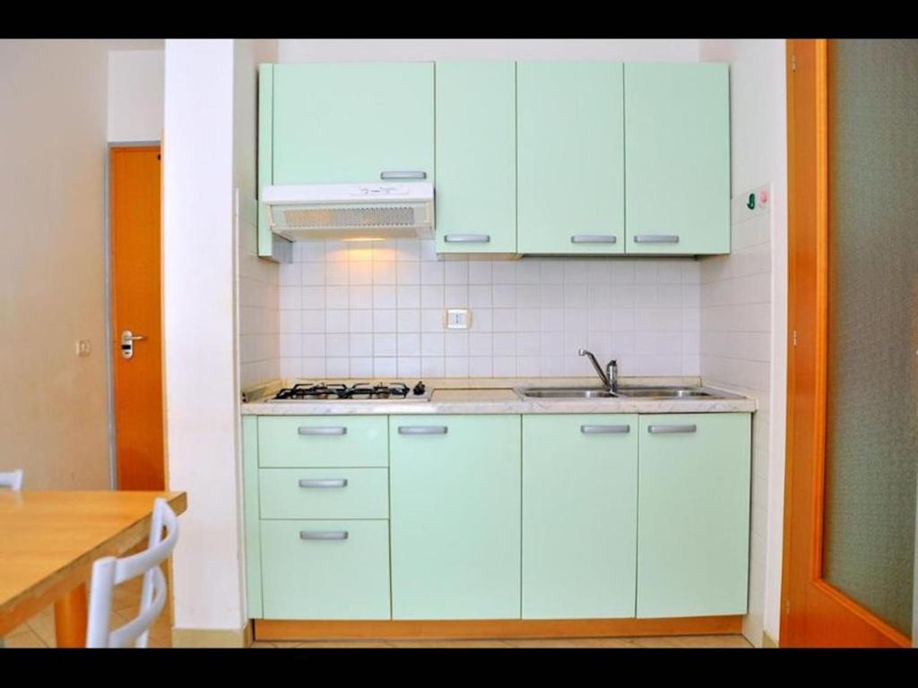 A kitchen or kitchenette at Lovely beachside flat - Beahost