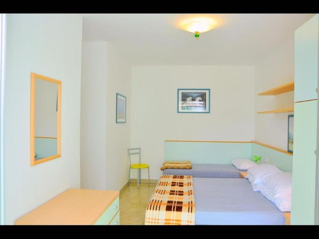 A bed or beds in a room at Lovely beachside flat - Beahost