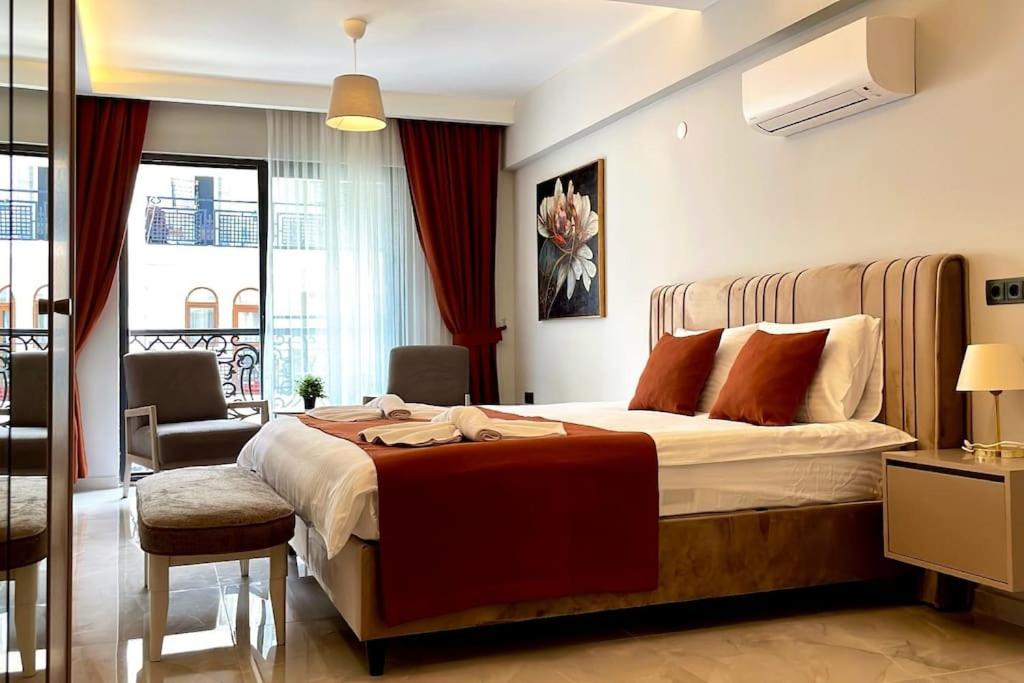 une chambre d'hôtel avec un lit et une chaise dans l'établissement Luxury Apartment in the Cordonn Residence City Center, à Fethiye