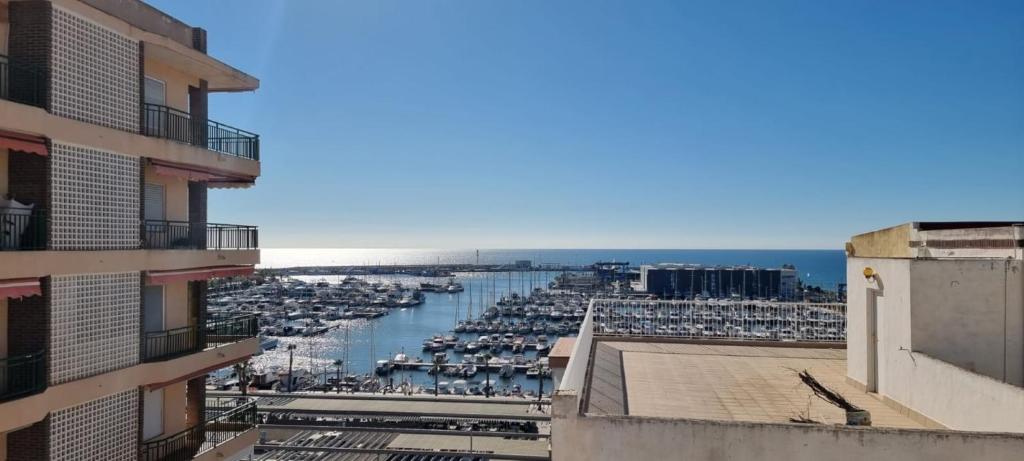 una vista del puerto desde los edificios en Marina Apartments - Valentin, en Santa Pola