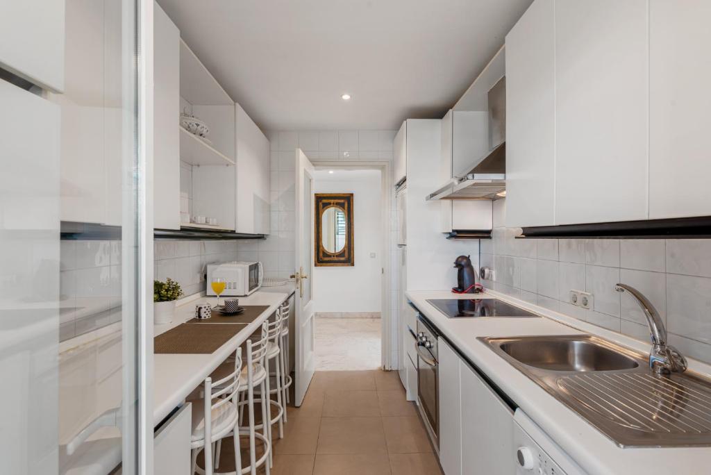 A kitchen or kitchenette at 3 br apartment in top location