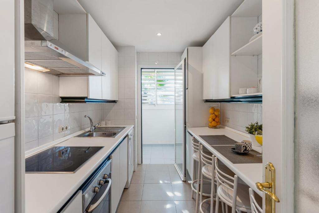 A kitchen or kitchenette at 3 br apartment in top location