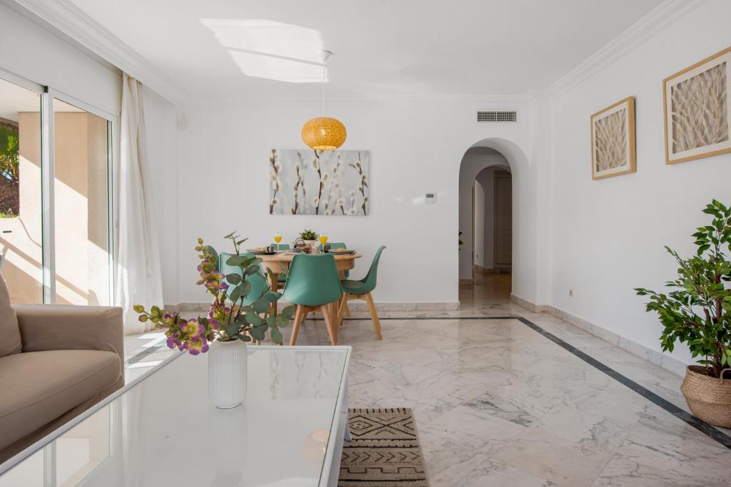 A seating area at 3 br apartment in top location