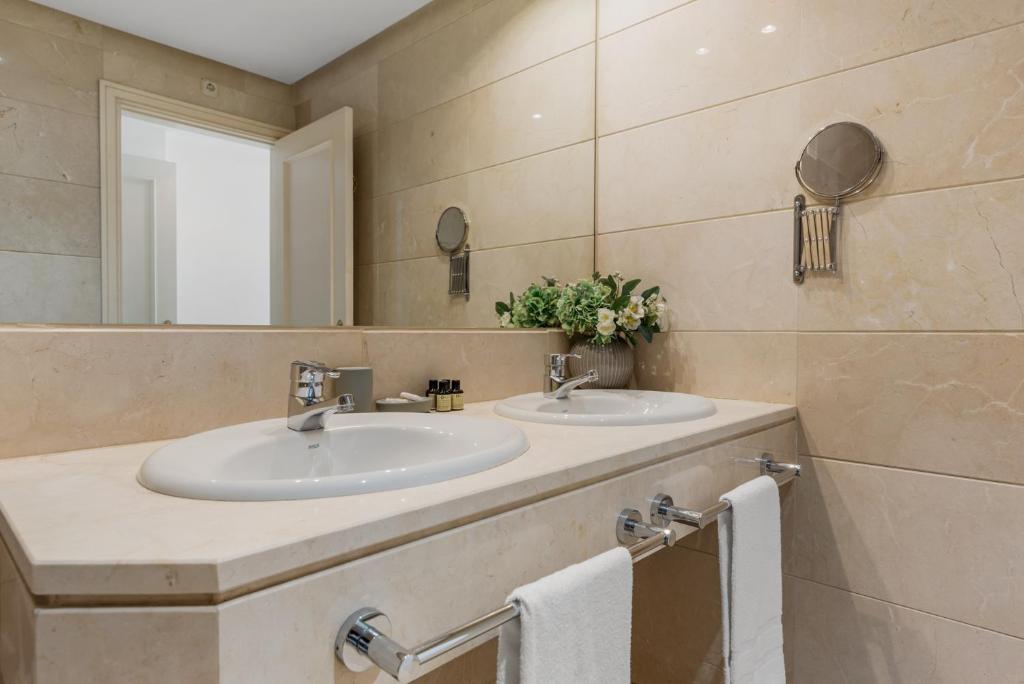 A bathroom at 3 br apartment in top location