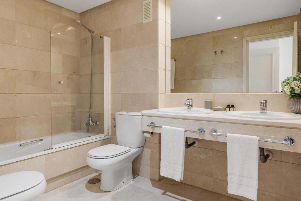 A bathroom at 3 br apartment in top location