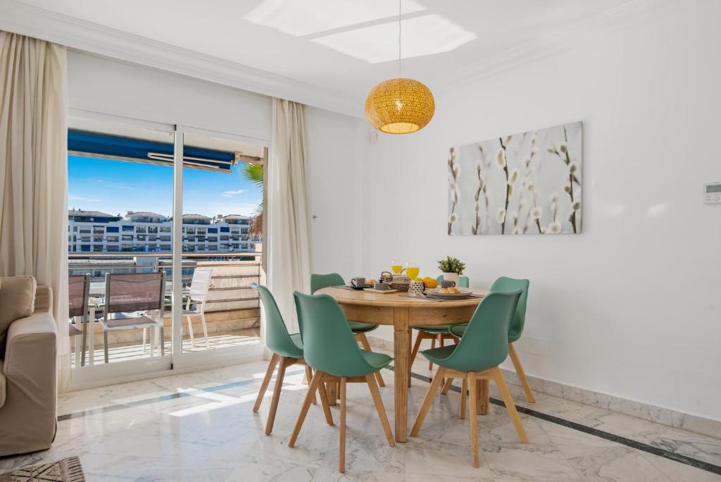 A seating area at 3 br apartment in top location
